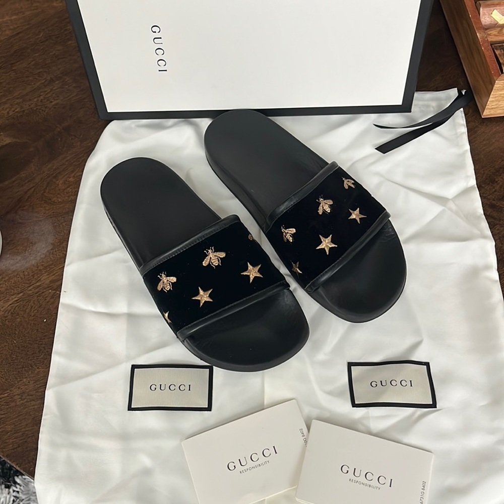 Gucci Slides black bee & gold star size 8
